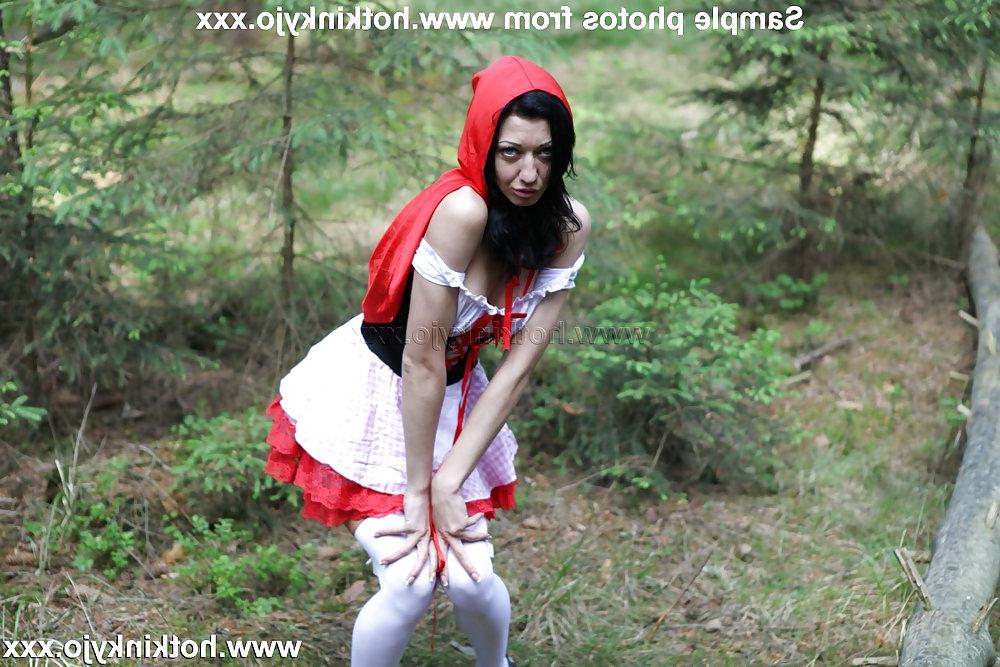 14P Hotkinkyjo brutal anal fisting in the forest and prolapse