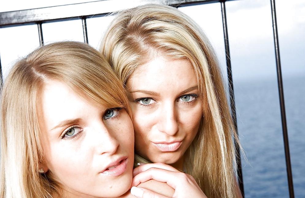 21P Beautiful Babes Posing Together!