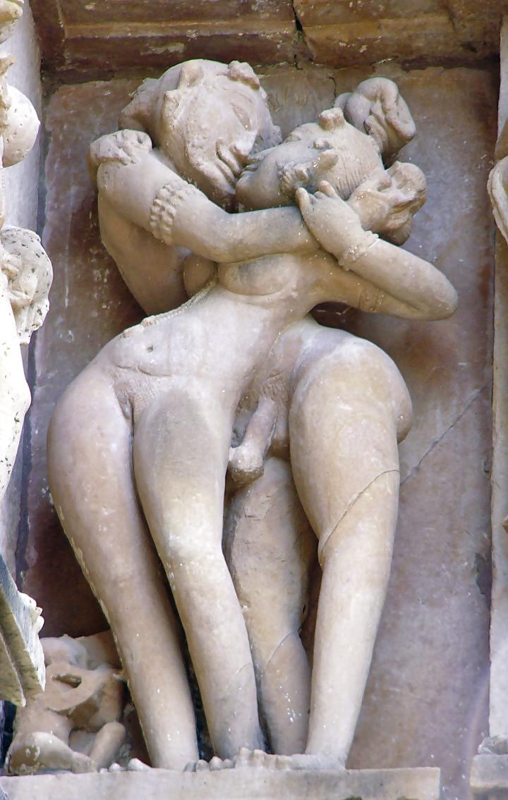 25P The erotic sculptures of Khajuraho (India)