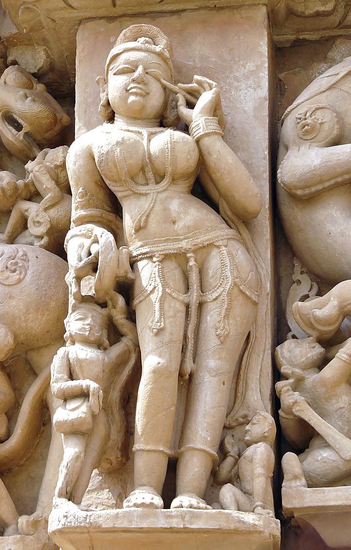 25P The erotic sculptures of Khajuraho (India)