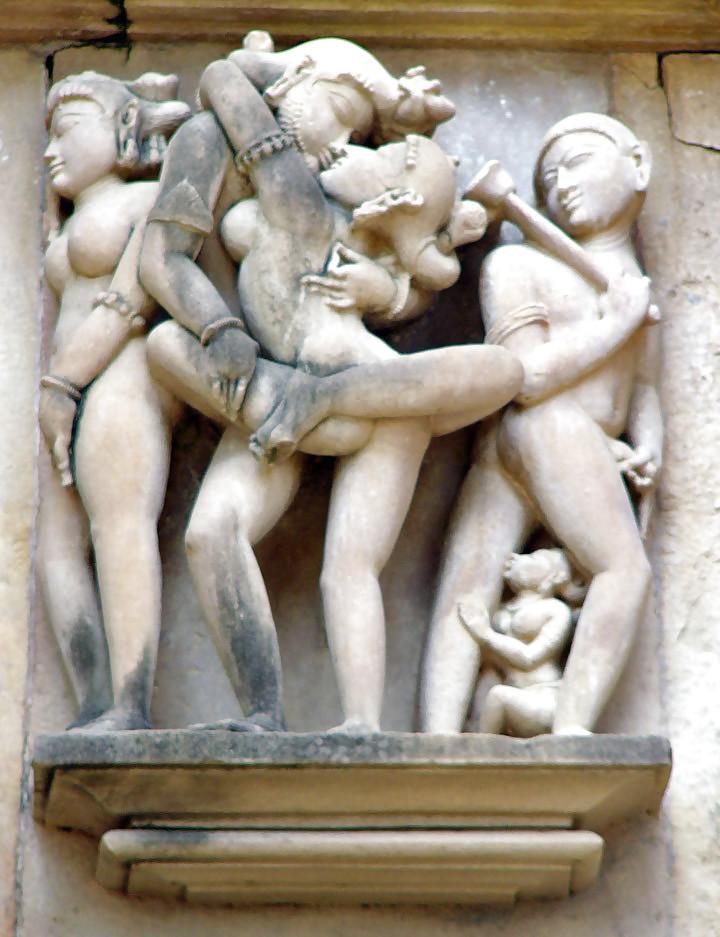 25P The erotic sculptures of Khajuraho (India)