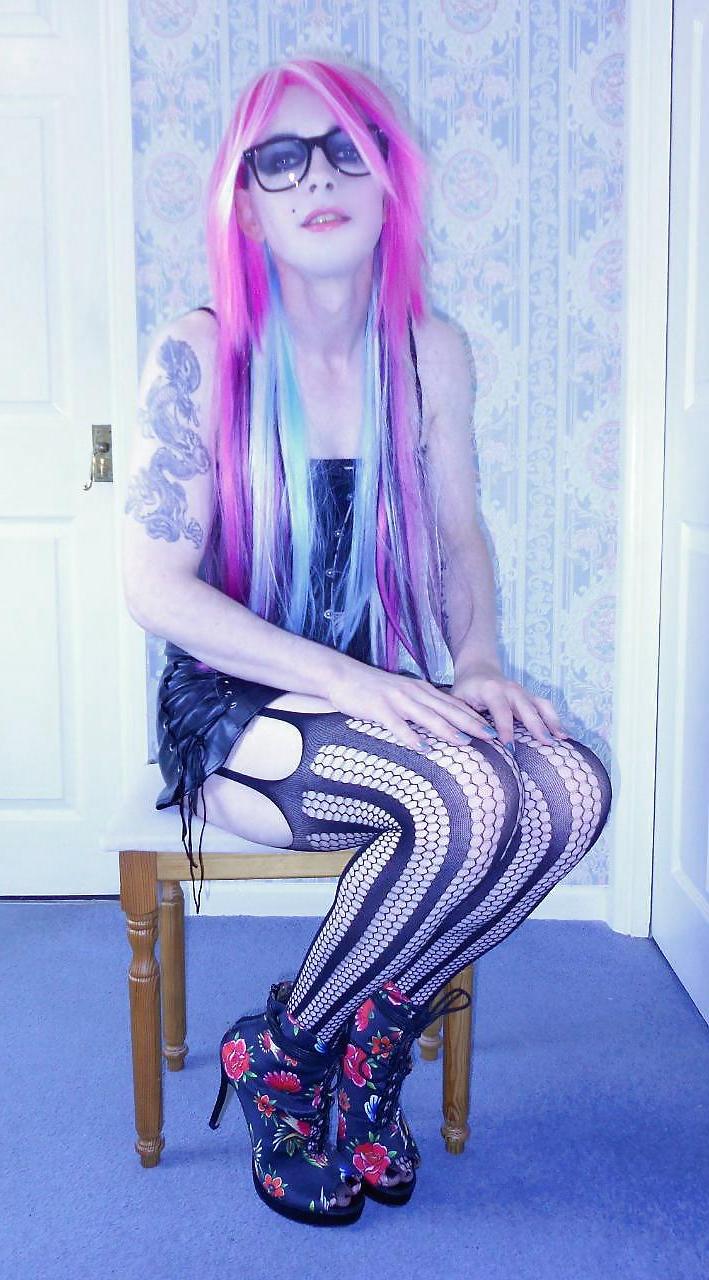 25P Tranny Supersatin Emo Goth Rock Chick Pics 1 ( inside )