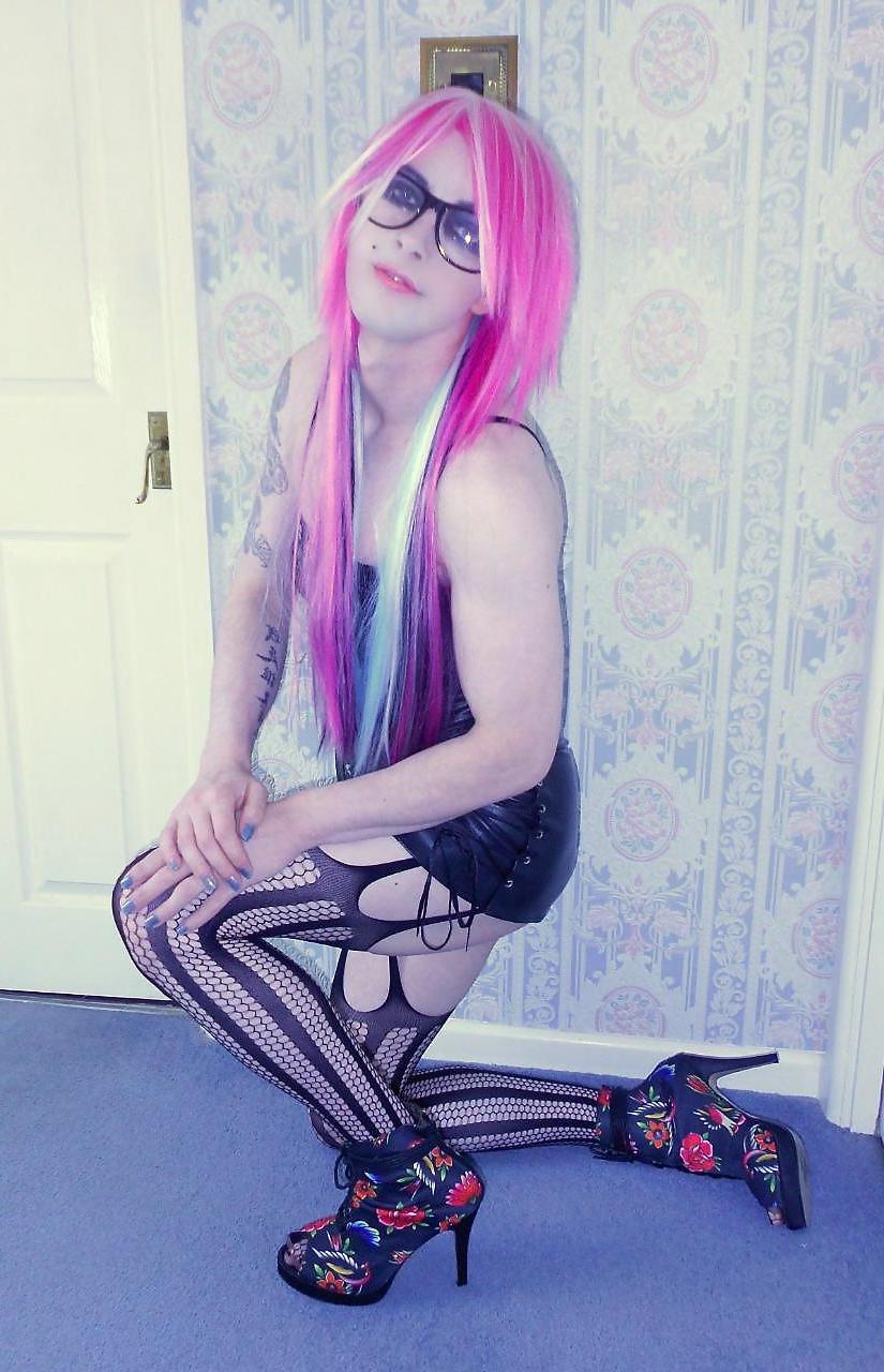 25P Tranny Supersatin Emo Goth Rock Chick Pics 1 ( inside )