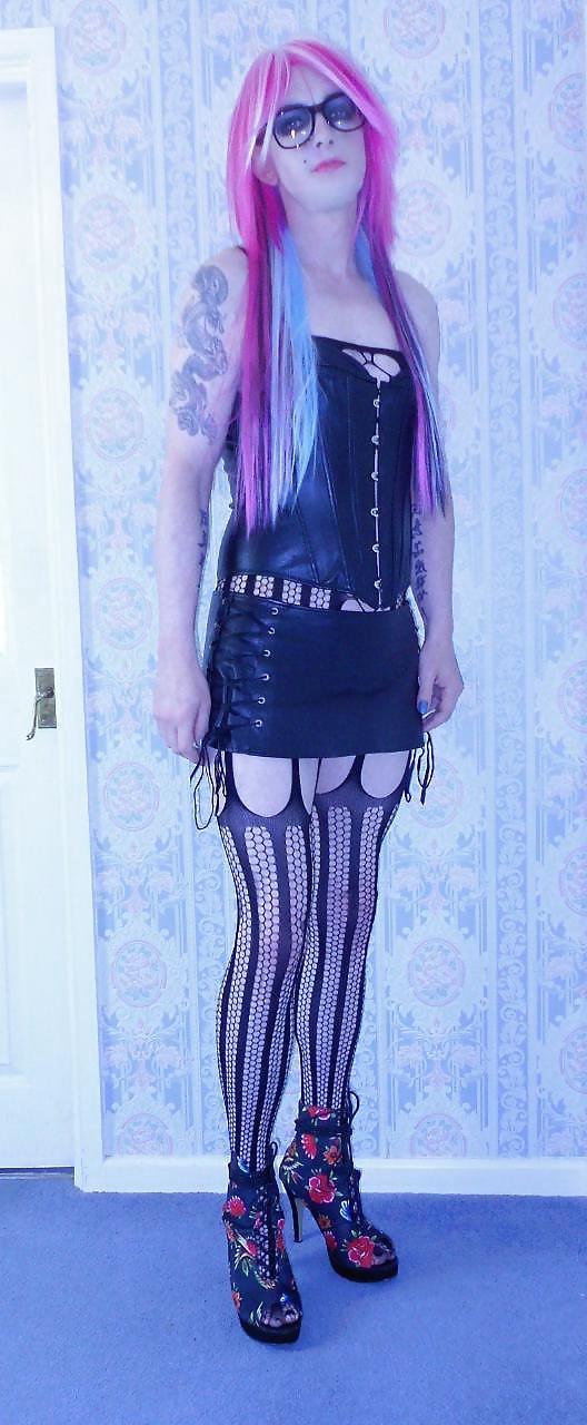 25P Tranny Supersatin Emo Goth Rock Chick Pics 1 ( inside )