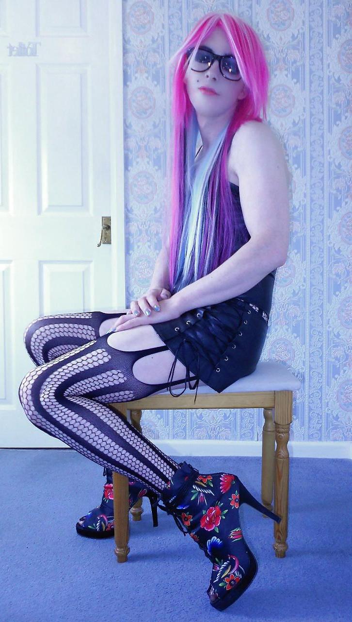 25P Tranny Supersatin Emo Goth Rock Chick Pics 1 ( inside )