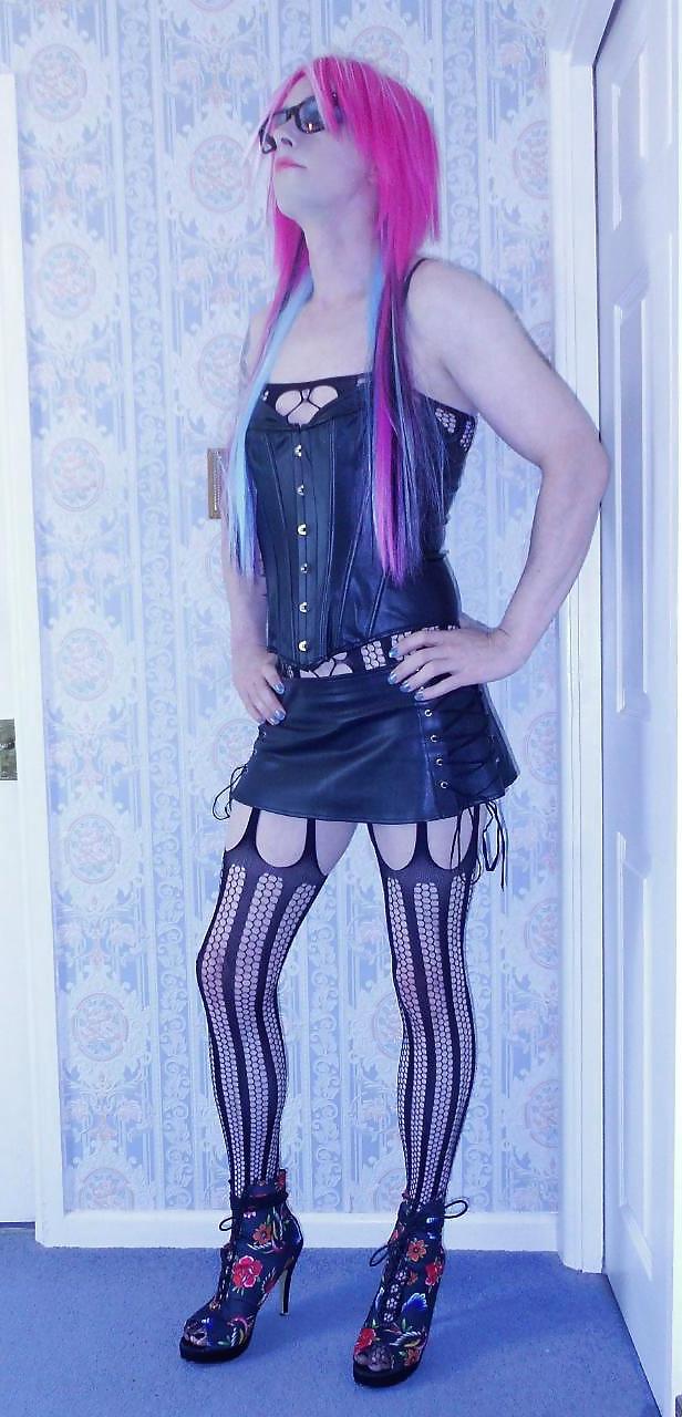 25P Tranny Supersatin Emo Goth Rock Chick Pics 1 ( inside )