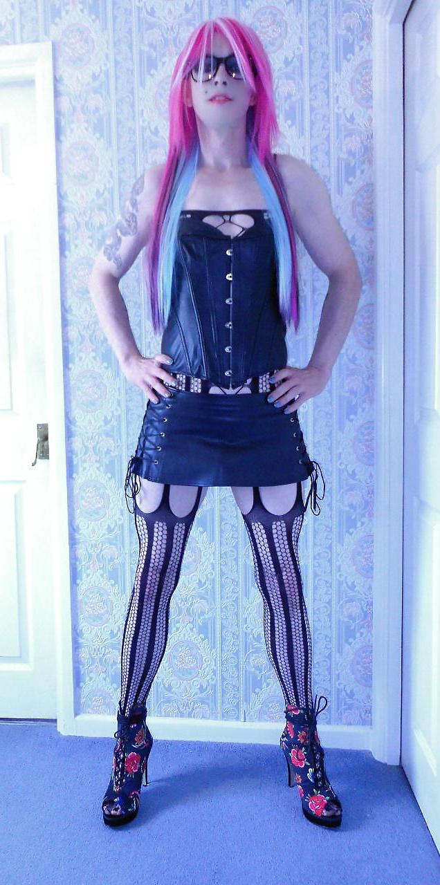 25P Tranny Supersatin Emo Goth Rock Chick Pics 1 ( inside )