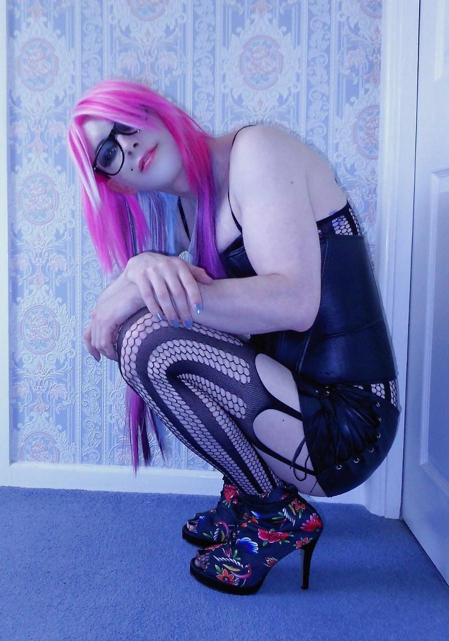25P Tranny Supersatin Emo Goth Rock Chick Pics 1 ( inside )