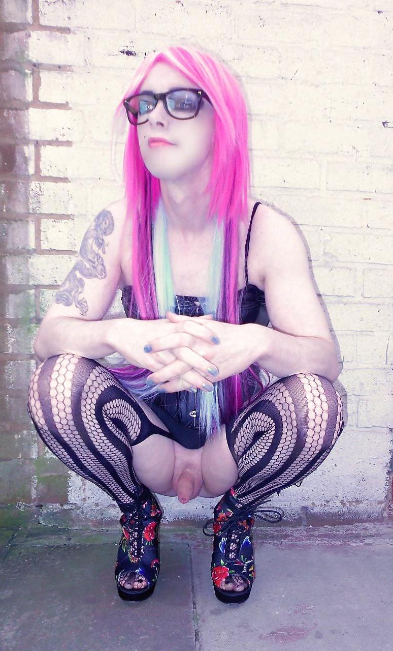 20P Tranny Kitty Emo Goth Rock Chick Pics 2 ( outdoors ) Prt 1