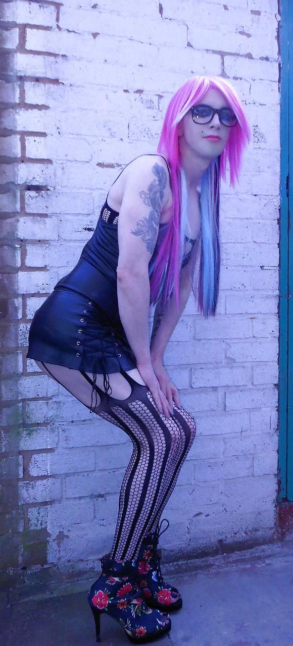 20P Tranny Kitty Emo Goth Rock Chick Pics 2 ( outdoors ) Prt 1