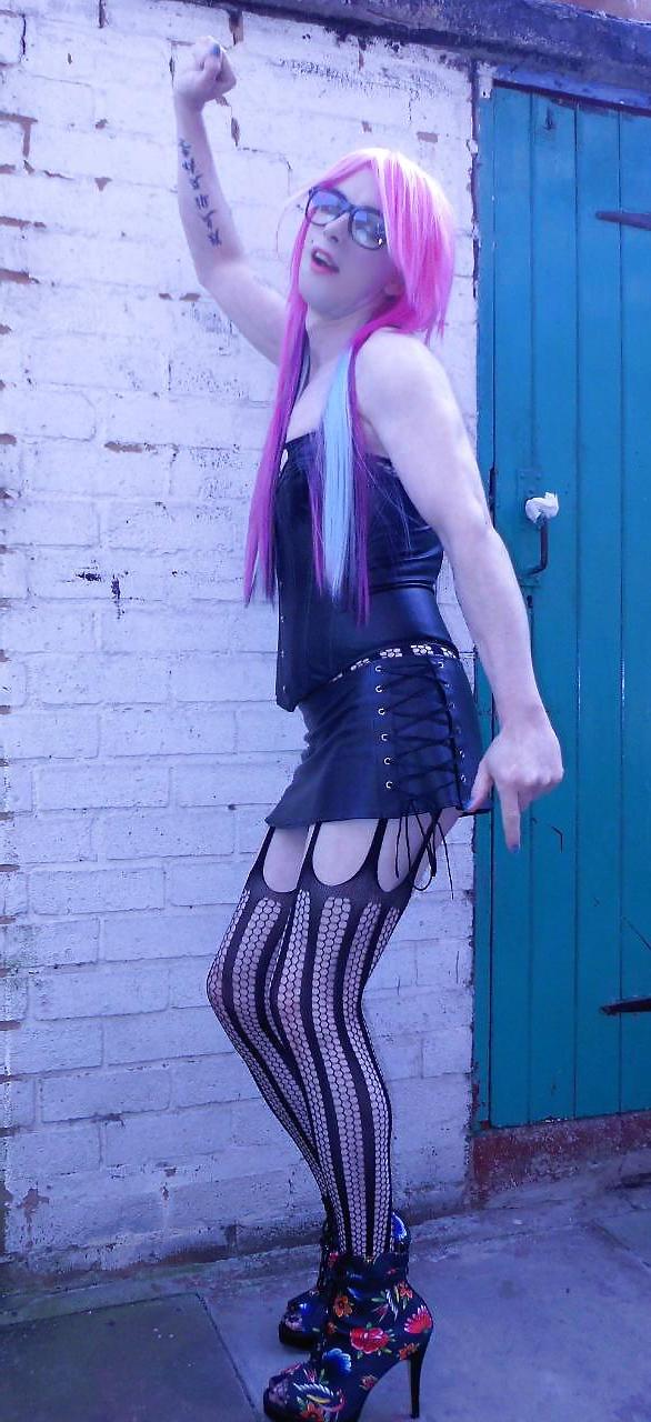 20P Tranny Kitty Emo Goth Rock Chick Pics 2 ( outdoors ) Prt 1