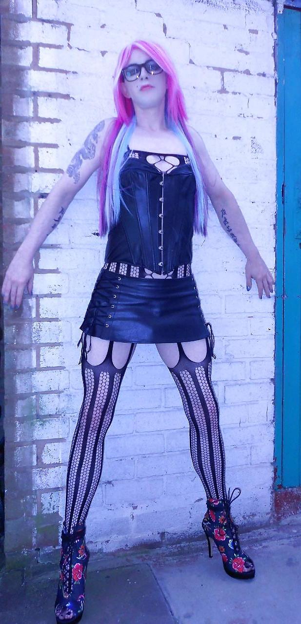 20P Tranny Kitty Emo Goth Rock Chick Pics 2 ( outdoors ) Prt 1