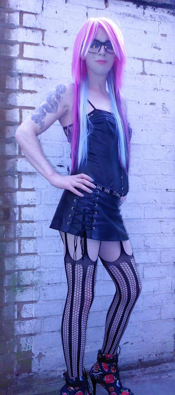 20P Tranny Kitty Emo Goth Rock Chick Pics 2 ( outdoors ) Prt 1