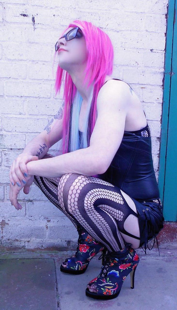 20P Tranny Kitty Emo Goth Rock Chick Pics 2 ( outdoors ) Prt 1