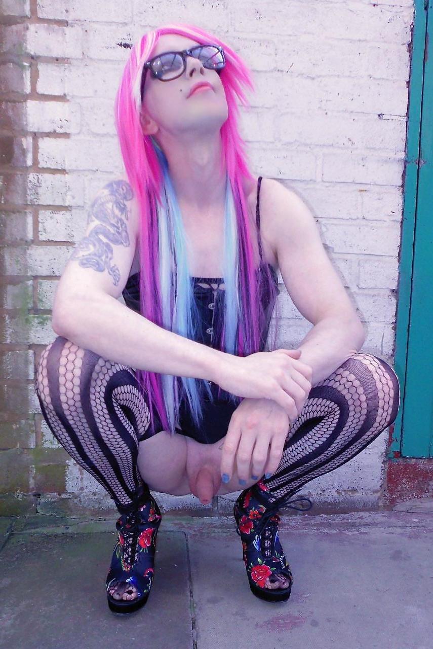 20P Tranny Kitty Emo Goth Rock Chick Pics 2 ( outdoors ) Prt 1