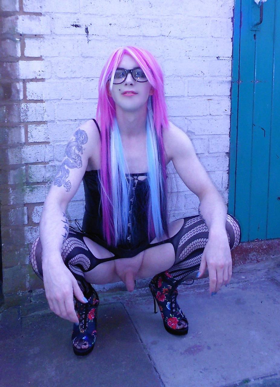 20P Tranny Kitty Emo Goth Rock Chick Pics 2 ( outdoors ) Prt 1