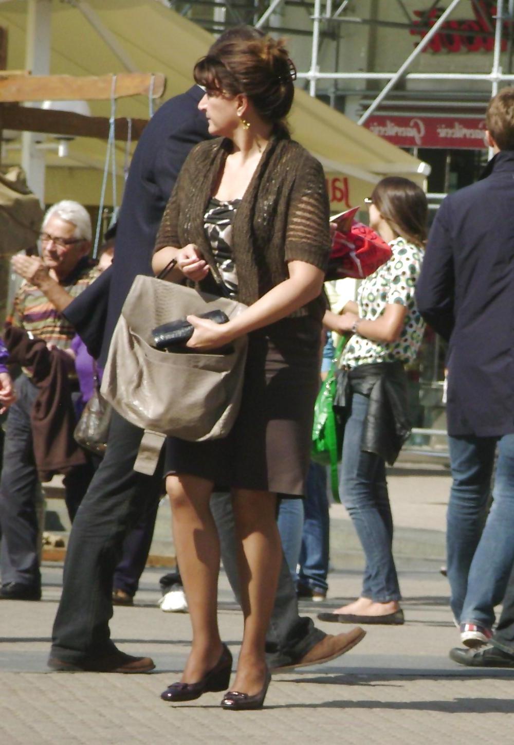 25P Street Voyeur Mature Women 