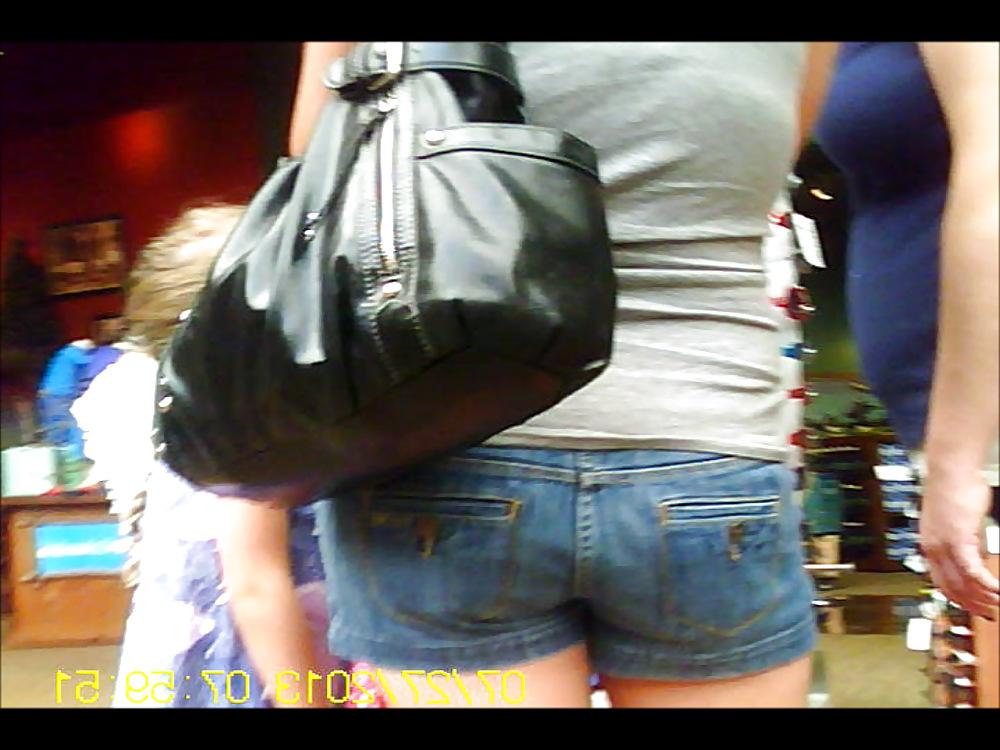9P MILF Booty in Jean Shorts