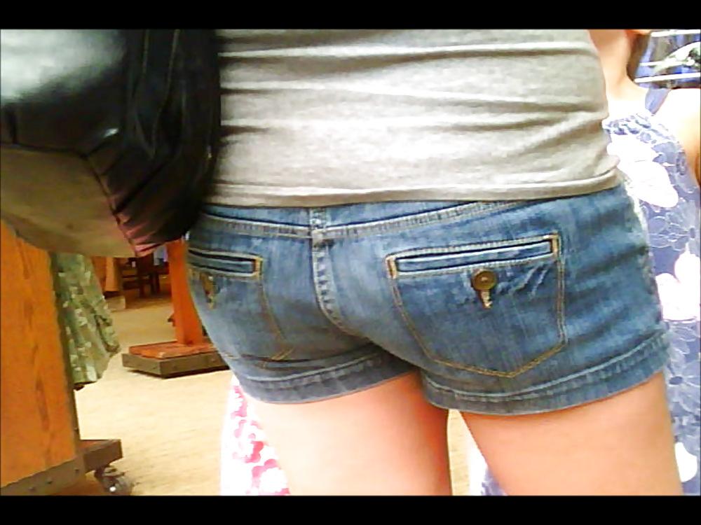 9P MILF Booty in Jean Shorts