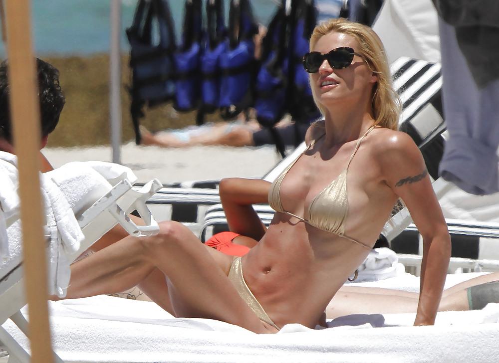 25P Michelle Hunziker sexy NEW Bikini Pics 2
