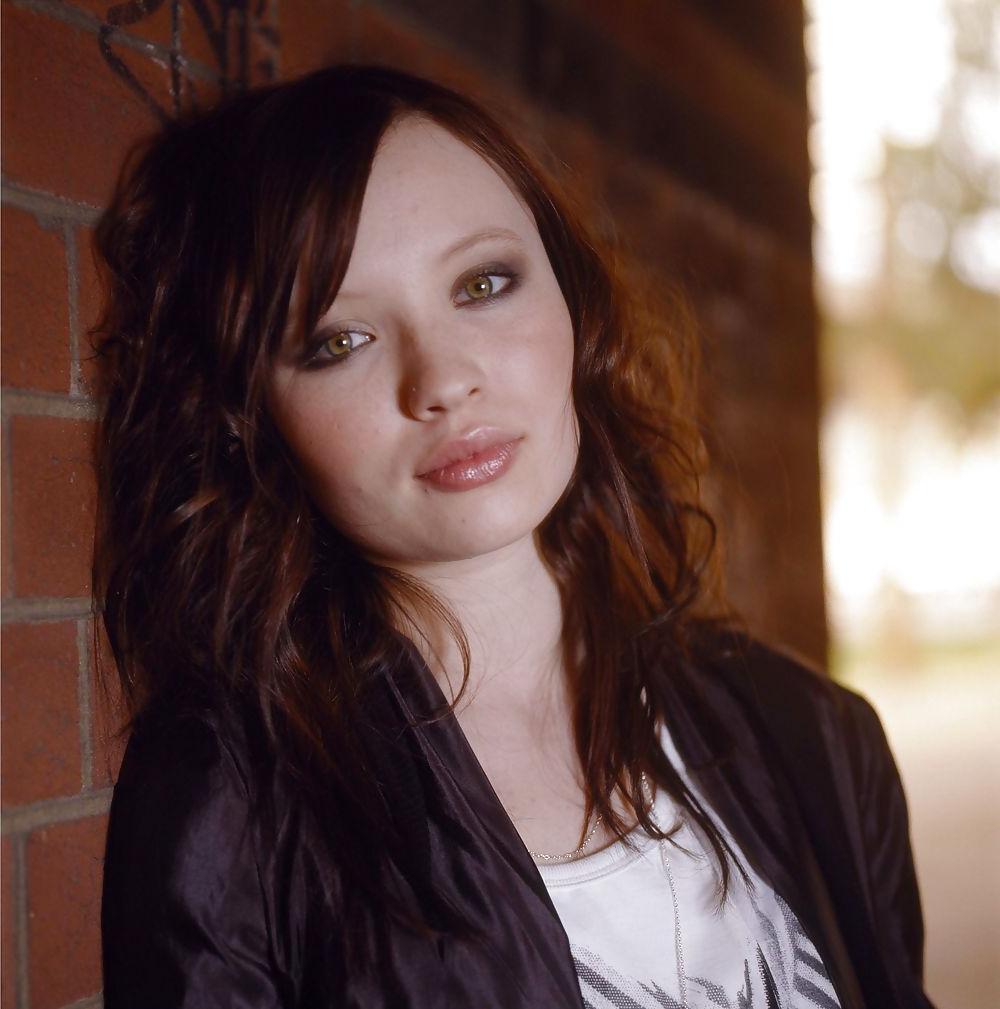 25P Emily Browning Ultimate Nude Collection