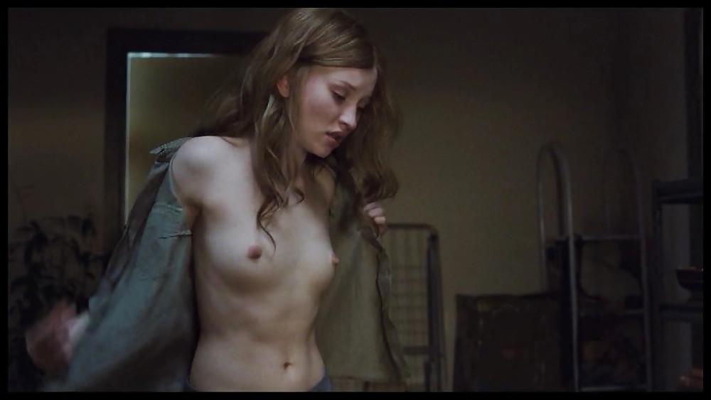 25P Emily Browning Ultimate Nude Collection