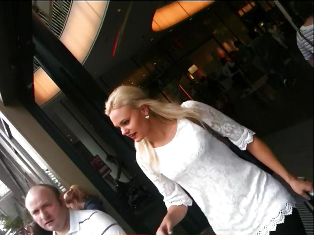 17P VOYEUR TEEN STREET 02  - COMMENT YOUR FAV