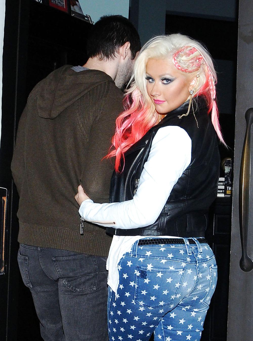 10P Christina Aguilera Shows Off Her Big Fat Booty