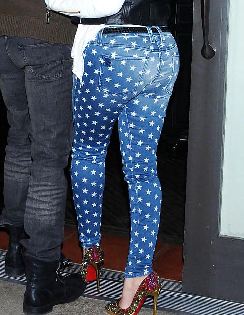 10P Christina Aguilera Shows Off Her Big Fat Booty