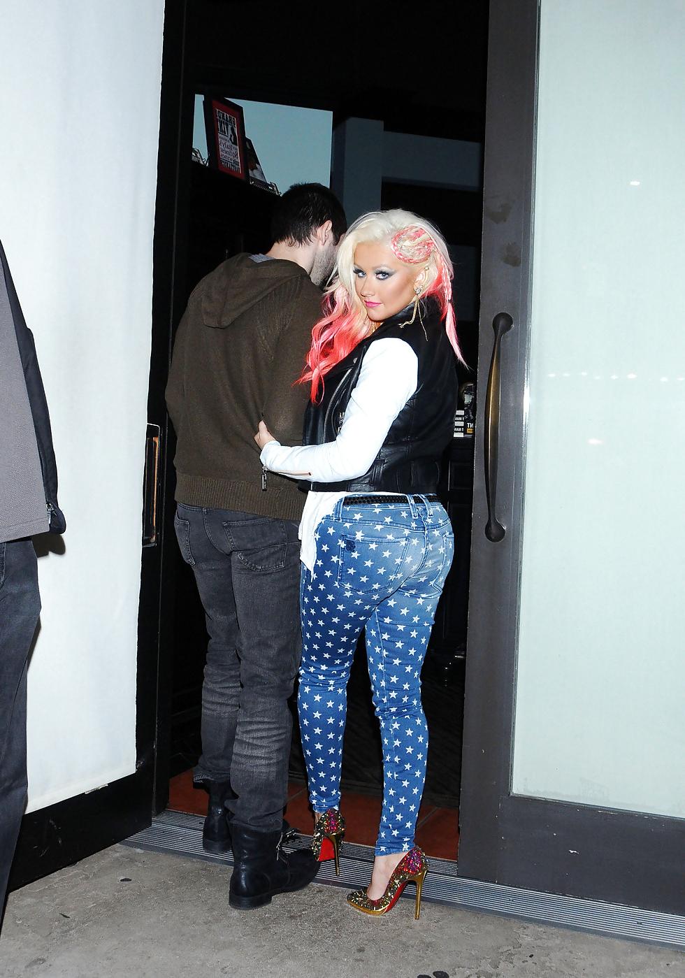 10P Christina Aguilera Shows Off Her Big Fat Booty
