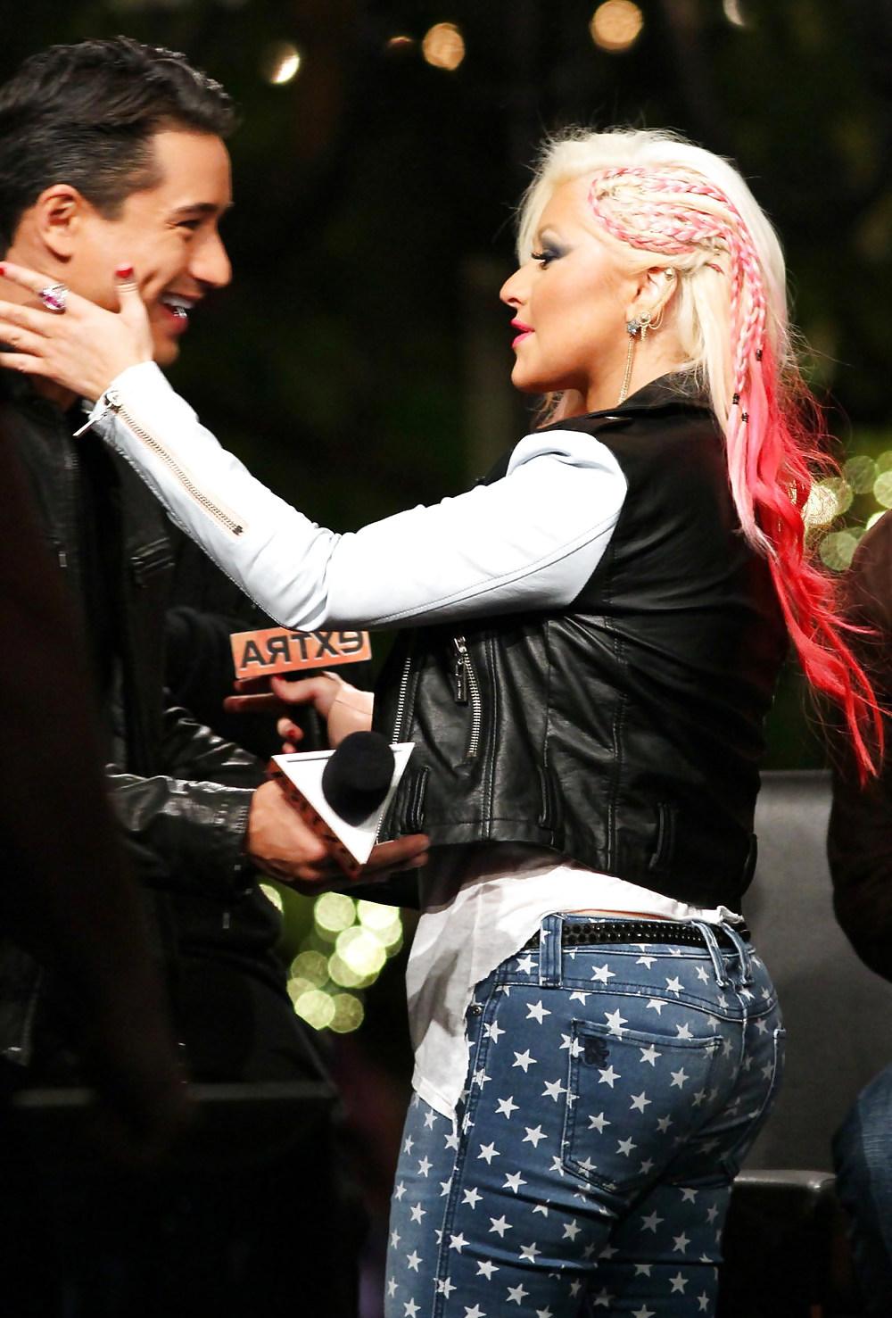 10P Christina Aguilera Shows Off Her Big Fat Booty