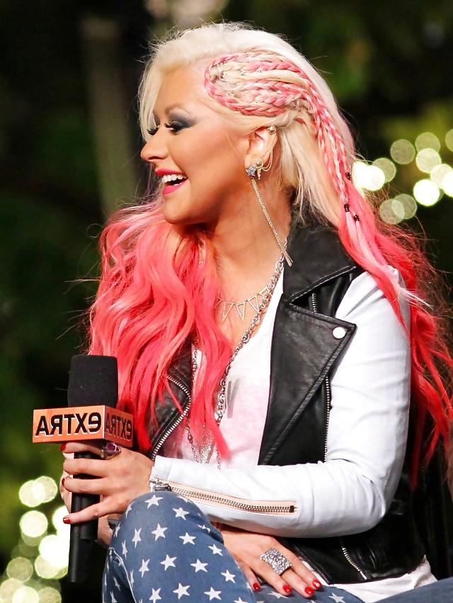 10P Christina Aguilera Shows Off Her Big Fat Booty