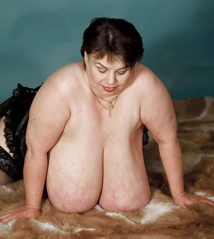 24P Mom with saggy tits.