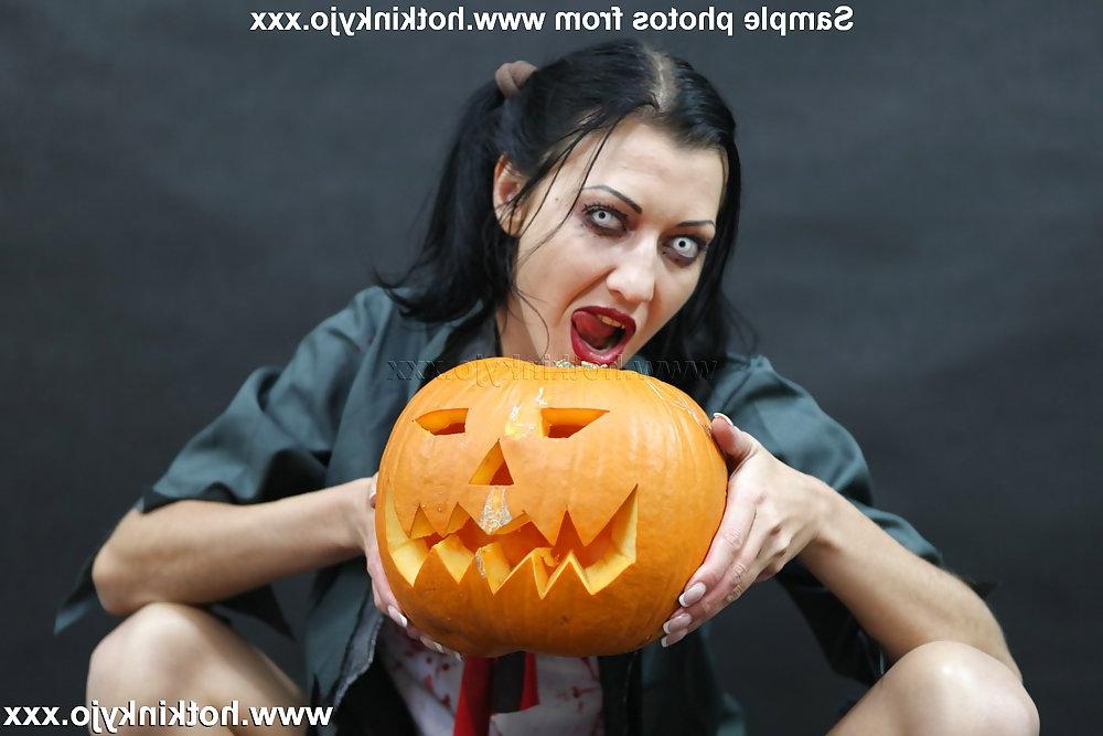 15P VAMPIRE GIRLS LOVE ANAL TOYS & FISTING TOO - HOTKINKYJO