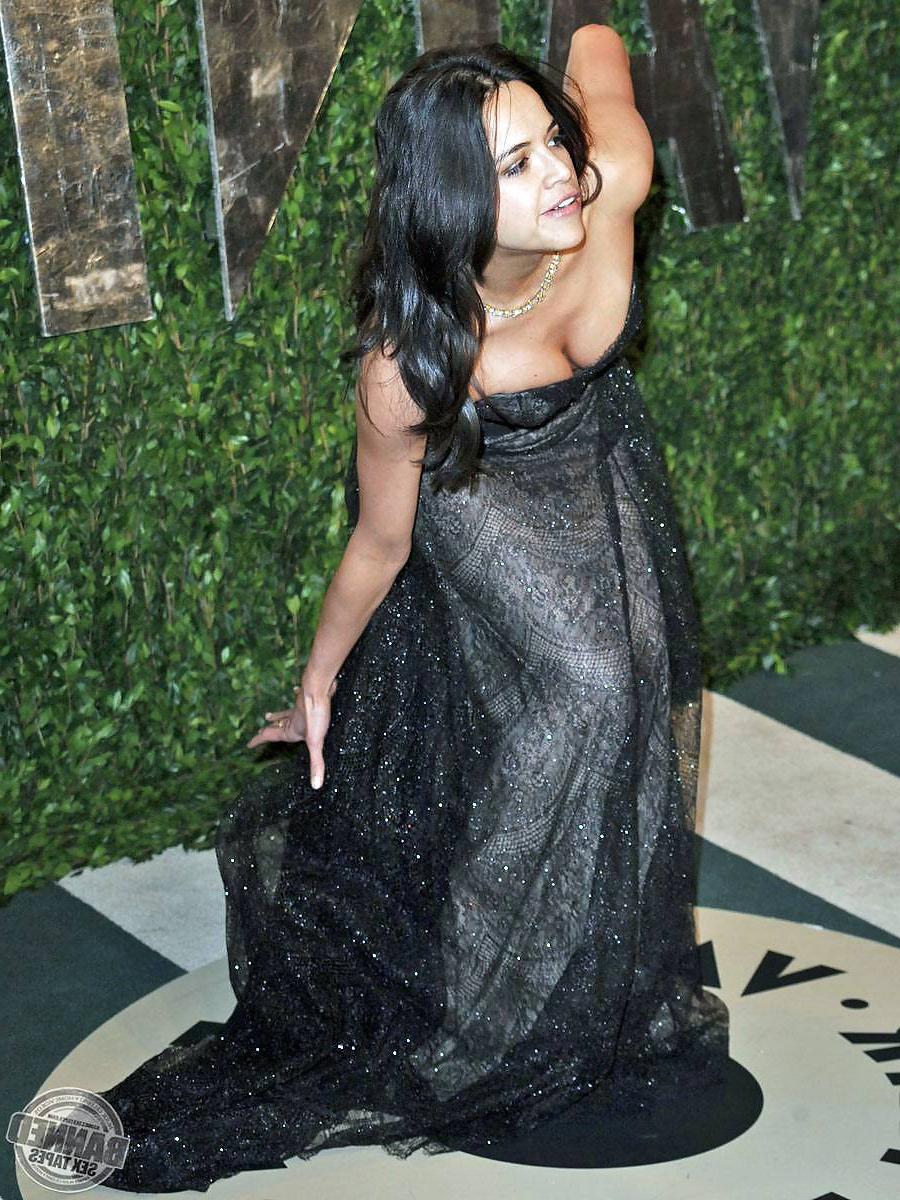 25P Celebrity wardobe malfunction. Upskirt  down blouse