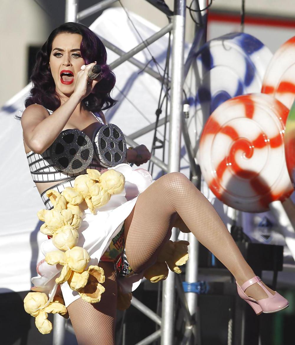 25P Celebrity wardobe malfunction. Upskirt  down blouse