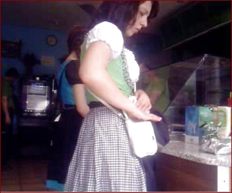 11P Nice young girls ass recorded while waiting for my pizza