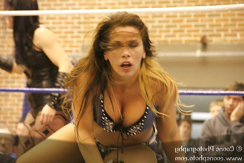 6P Mickie James: Hottest Booty in wrestling