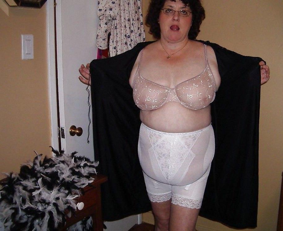 12P Sexy Plump Mummy