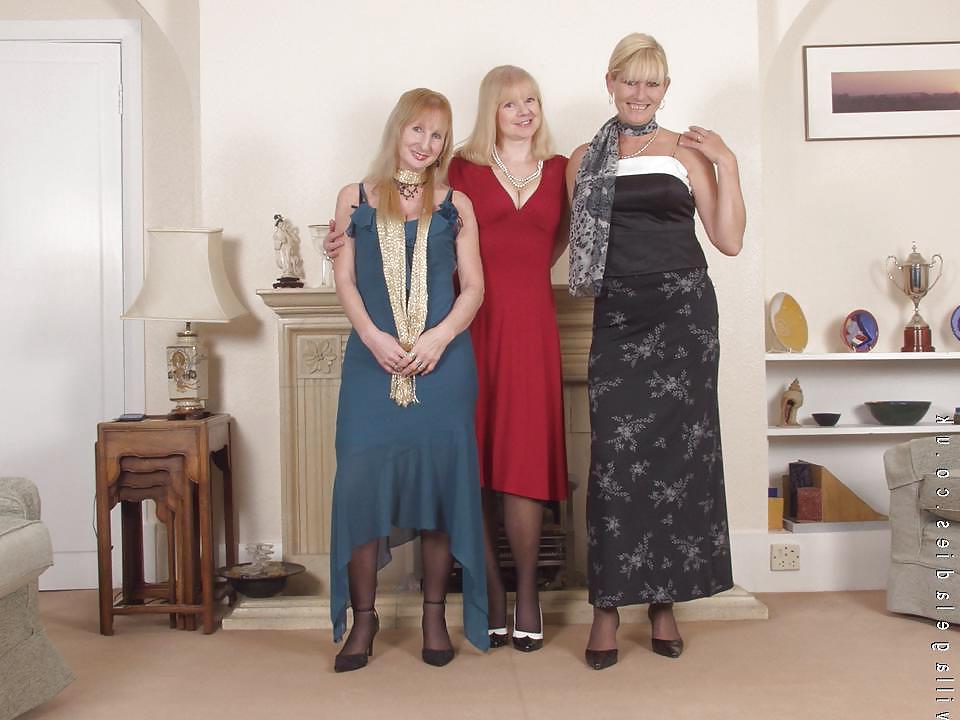 25P Mature english ladies undressing