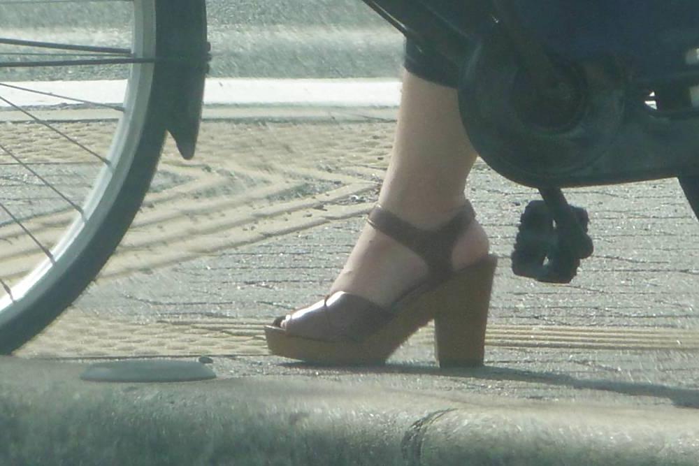 16P Japanese Candids - Feet on the Street 24
