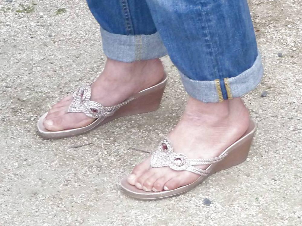 16P Japanese Candids - Feet on the Street 24