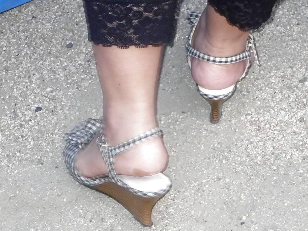 16P Japanese Candids - Feet on the Street 24