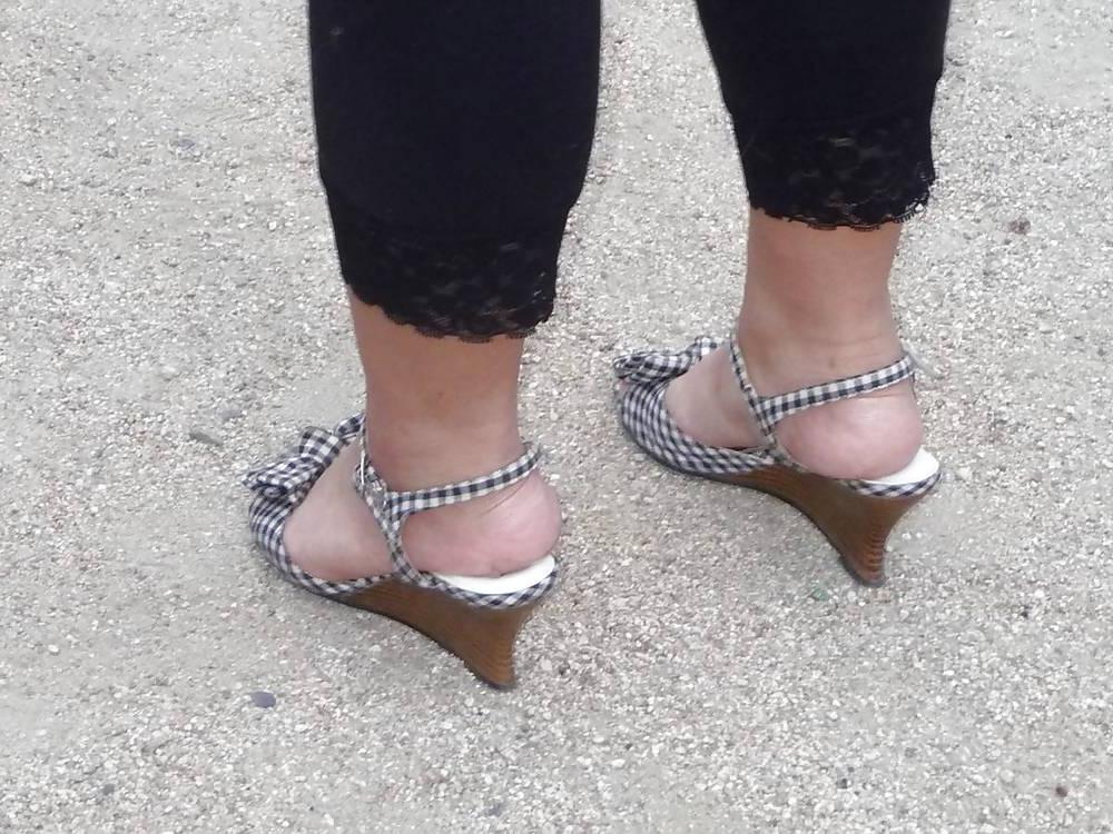 16P Japanese Candids - Feet on the Street 24