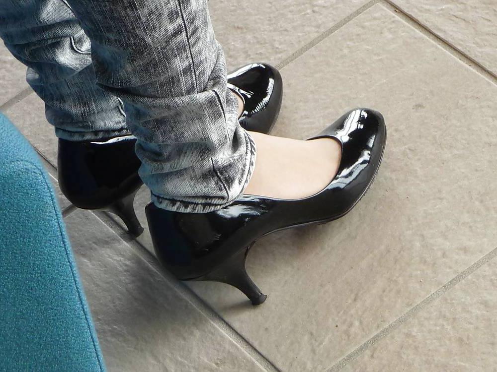 16P Japanese Candids - Feet on the Street 24
