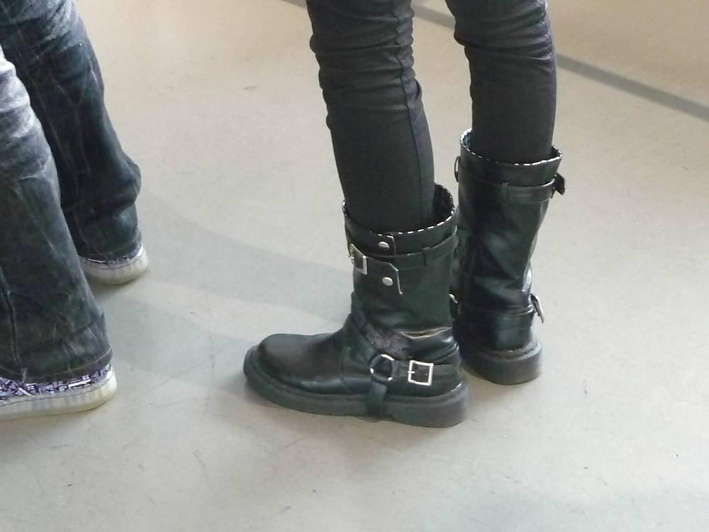 16P Japanese Candids - Feet on the Street 24
