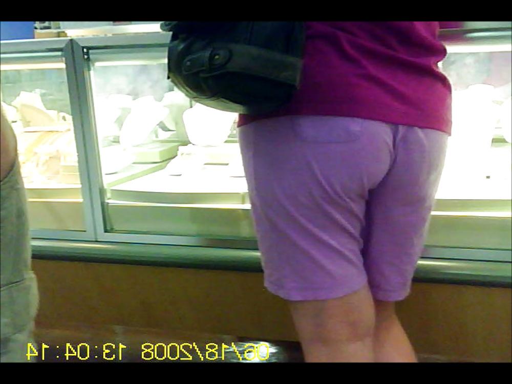 5P Granny Booty at counter