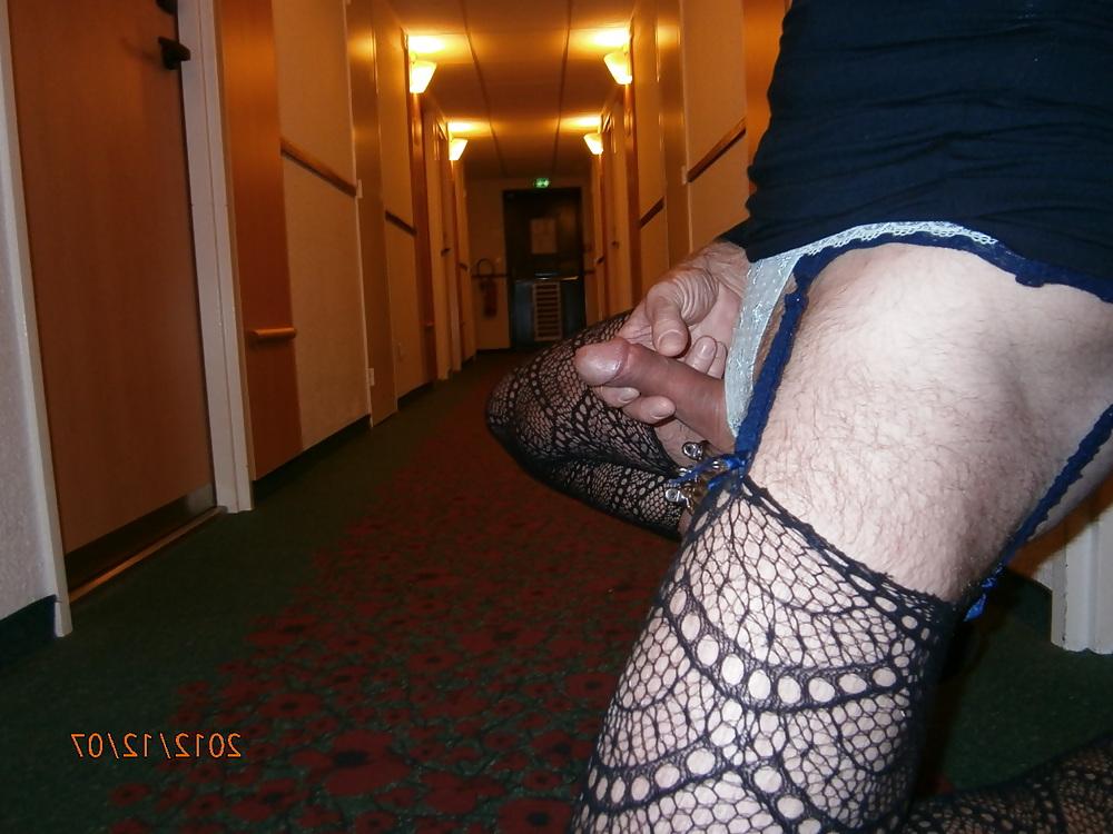 10P Public exhib masturbation queue sexe bite salope cochonne