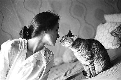 25P Women and cats, an eternal friendship story 