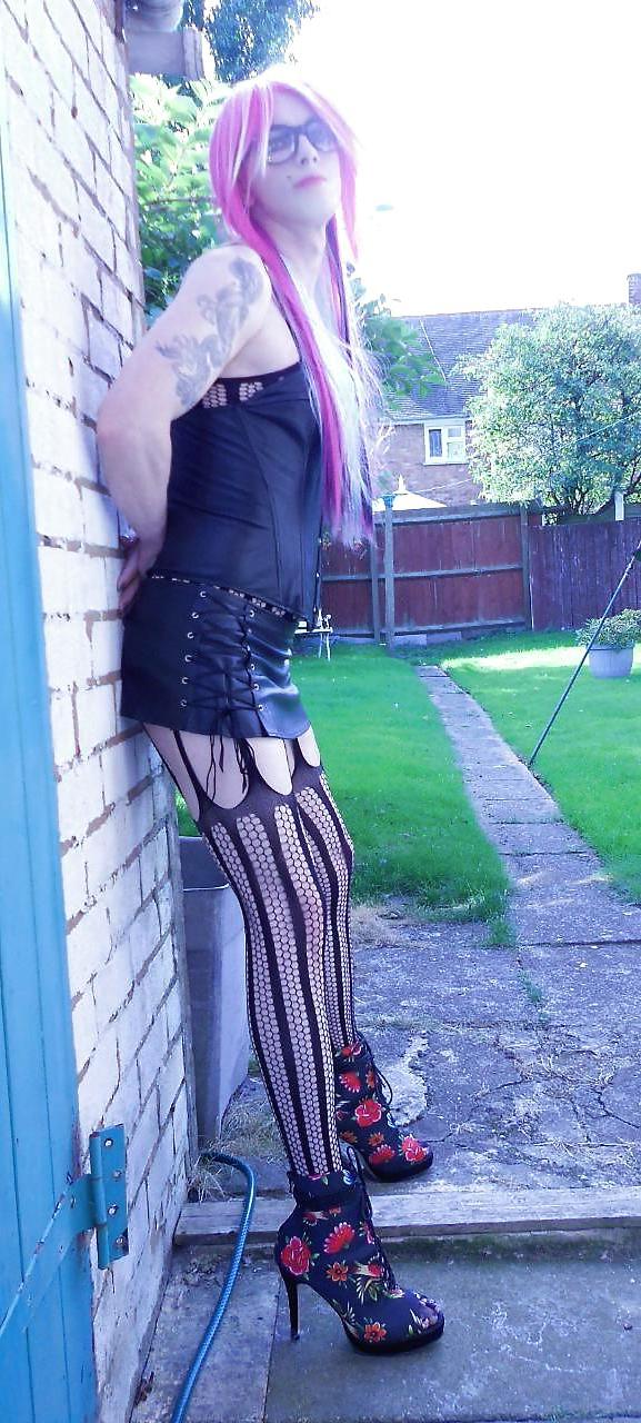 20P Tranny Kitty Emo Goth Rock Chick Pics 2 ( outdoors ) Prt 2